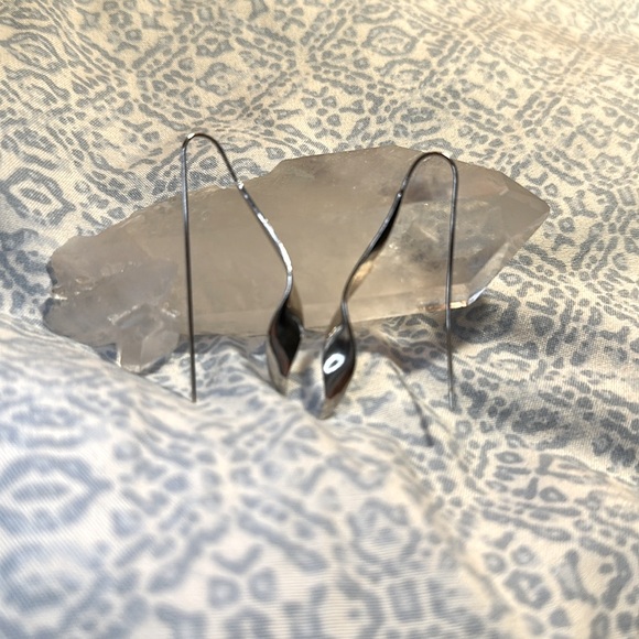 🌟NWOT STERLING SILVER EARRINGS, 2” Drop, Thick Band of a Silver Swirl, Bold 💃 - Picture 5 of 6